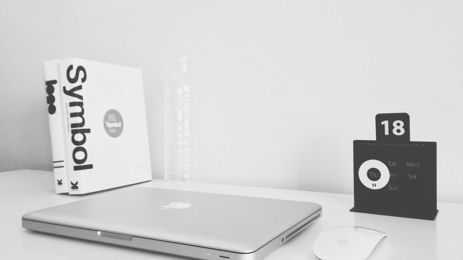 Laptop dan buku catatan di meja kerja, persiapan perencanaan tugas